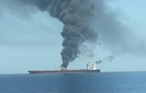 المشاهد الأولية لتفجيرات ناقلتي النفط في بحر عمان