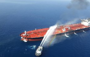 اخماد نيران ناقلتي النفط المنكوبتين في بحر عمان