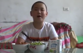 طفل يأكل 5 وجبات يوميا.. والسبب: نبيل