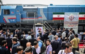 إيران تزيح الستار عن قطار شحن محلي الصنع + فيديو