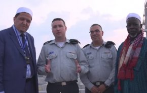 رجل دين عربي يزور جيش الإحتلال ويتمنى له 
