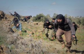 'جيش العزة' في إدلب.. يكتوي بين نارين
