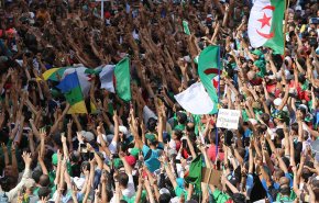 تظاهرات بالجزائر وتحذيرات من تدمير المؤسسات والنزعة الانفصالية