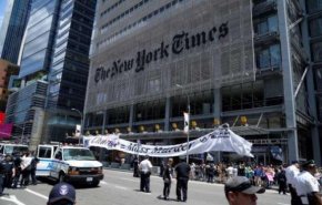 اعتقال 70 محتجا بيئيا اعتصموا امام مقر صحيفة نيويورك تايمز
