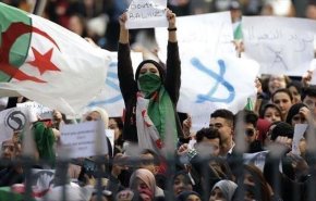 تواصل احتجاجات طلبة الجزائر رفضا لرموز نظام بوتفليقة
