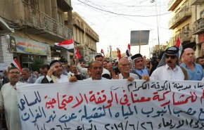 المئات يتظاهرون بالنجف احتجاجاً على الاهمال الحكومي وقلة الخدمات
