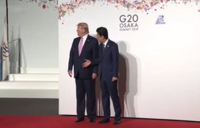 بالفيديو.. موقف محرج لرئيس وزراء اليابان أثناء مصافحة ترامب
