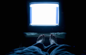 النوم مع وجود ضوء التلفاز قد يؤدي إلى زيادة الوزن.. لماذا؟
