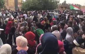 الشرطة السودانية تستخدم الغاز المسيّل للدموع لتفريق المتظاهرين
