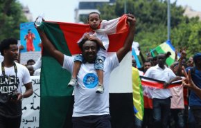 «تجمع المهنيين السودانيين» يدعو المتظاهرين إلى التوجه للقصر الرئاسي