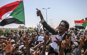 تظاهرات هزاران سودانی مقابل وزارت دفاع این کشور در خارطوم