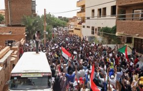 آلاف السودانيين يتوجهون في مسيرة إلى وزارة الدفاع والمجلس العسكري بالخرطوم