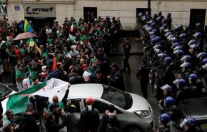 سلطات الجزائر تضع 16 متظاهرا رهن الحبس المؤقت بسبب رفع أعلام الأمازيغ