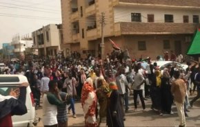شاهد..بلدوزر العسكري السوداني يزداد قسوة ويصطدم بمسيرة مليونية 
