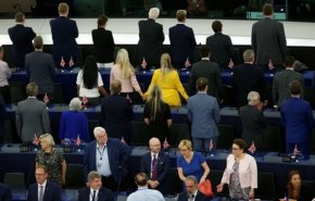 نمایندگان انگلیسیِ پارلمان اروپا، به «سرود اروپا» پشت کردند + فیلم