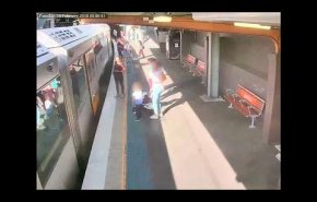 فيديو لطفل يسقط تحت القطار في غفلة من والدته