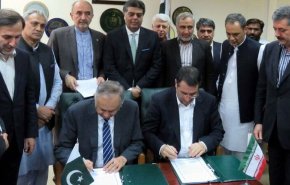 ایران و پاکستان تفاهم نامه تقویت همکاری های تجاری امضا کردند