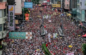 احتجاجات واسعة في هونغ كونغ على قانون تسليم المتهمين إلى الصين+ فيديو