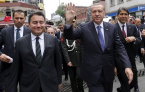 'باباجان' يوجه ضربة قاسية لأردوغان ويستقيل من الحزب الحاكم