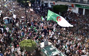 مظاهرات طلابية بالجزائر تطالب برحيل رموز النظام وإجراء انتخابات رئاسية