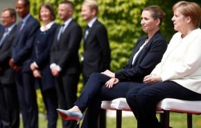 مرکل این بار به‌صورت «نشسته» از نخست‌وزیر دانمارک استقبال کرد 
