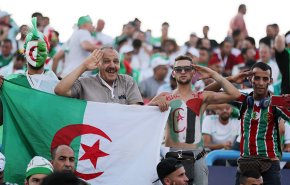 الجزائر تتأهل الى النصف النهائي والجماهير تحتفل