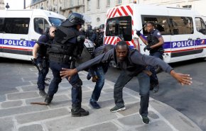 الشرطة الفرنسية تعتقل نحو 40 شخصا من المهاجرين المحتجين