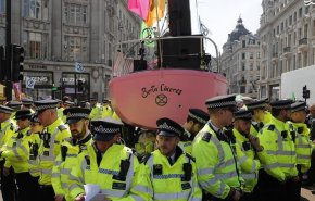 اعتراض های فلج کننده فعالان محیط زیست در انگلیس آغاز شد/ تظاهرکنندگان خیابان های اصلی 5 شهر مختلف انگلیس را مسدود کردند