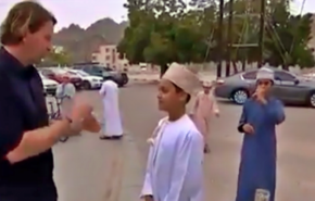شاهد/طفل عماني يفاجئ مراسلا أجنبيا سأله عن المسيحيين