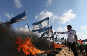 شاهد: الفلسطينيون يحرقون العلم وينتقدون انبطاح العرب 