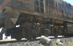 بالصور... استهداف قطار شحن الفوسفات بريف حمص الشرقي بهجوم

