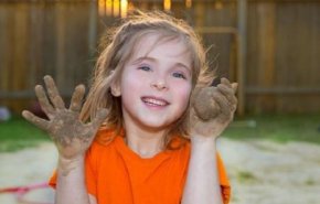 شاهد... ما تأثير اللعب بالطين على دماغ الاطفال؟
