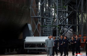 بازدید رهبر کره شمالی از زیردریایی غول‌پیکر بومی با قابلیت حمل موشک‌ بالستیک
