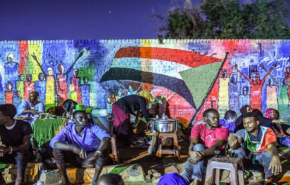 شاهد/السودان..رسم 30 وجها لضحايا الاحتجاجات على جدران منازلهم