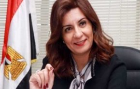 شاهد بالفيديو.. وزيرة مصرية تقيم الدنيا ولا تقعدها بعلامة 