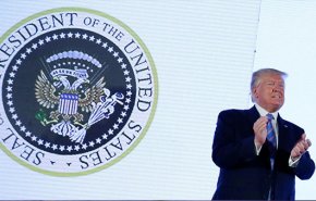 تطورات ظهور ترامب أمام ختم رئاسي مطعم بالنسر الروسي الرسمي!