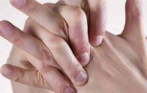 هل تسبّب طقطقة الأصابع التهاباً في المفاصل؟