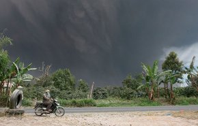 شاهد بالفيديو… لحظات هروب الناس بعد ثوران بركان في إندونيسيا