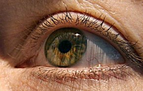 اختراع عدسة لاصقة يتم التحكم بها بواسطة حركات العين