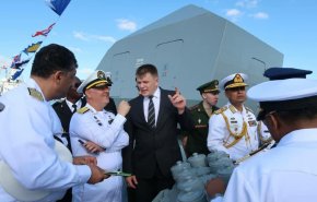 قائد سلاح البحر الايراني يتفقد الاسطول البحري الروسي