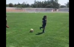 فيديو مذهل لطفلة ايرانية معجزة يلعب كرة القدم بشكل احترافي!