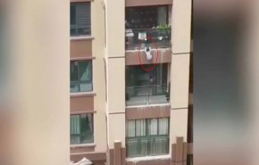 شاهد كيف أنقذ المارة طفلا يسقط من مبنى شاهق في الصين