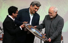 ظريف: افتخر بفرض الحظر عليّ من اجل الشعب الايراني