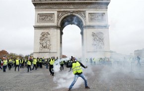 شاهد.. مدينة فرنسية تشهد اشتباكات عنيفة بين الشرطة والمحتجين