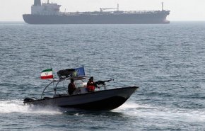 حرس الثورة الاسلامية يحتجز سفينة لتهريب الوقود