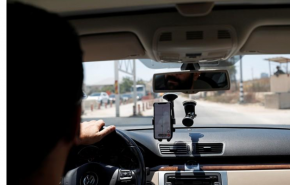 تطبيق فلسطيني يساعد السائقين على تجنب نقاط تفتيش الإحتلال