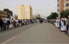 وقفة احتجاجية أمام وزارة النفط بصنعاء رفضا لرفع المرتزقة سعر أسطوانة الغاز
