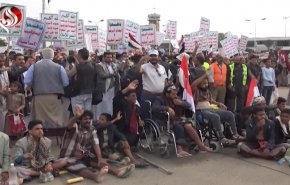 شاهد: المرضی اليمنيون يتظاهرون أمام مطار صنعاء