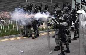شاهد..شرطة هونغ كونغ تطلق الغاز المسيل للدموع لتفريق محتجين 
