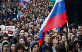 روسيا : عشرات الاف المتظاهرين يطالبون باجراء انتخابات حرة بالبلاد